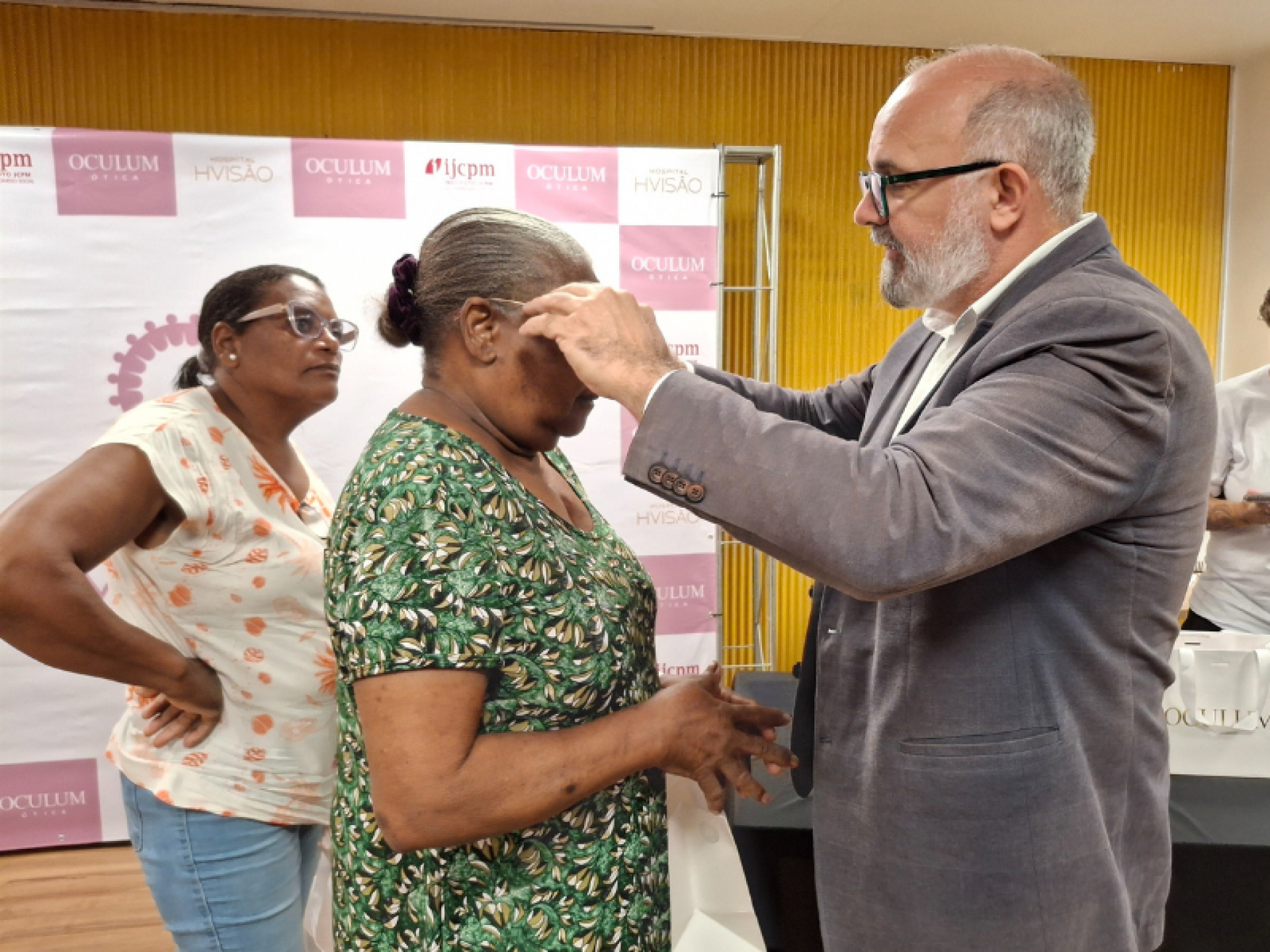 Ação faz entrega de óculos gratuitos para moradores do Pina e Brasília Teimosa.