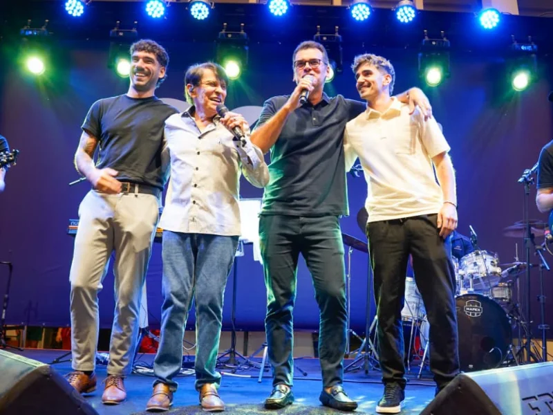 Adilson Ramos emociona público em show especial de Dia dos Pais