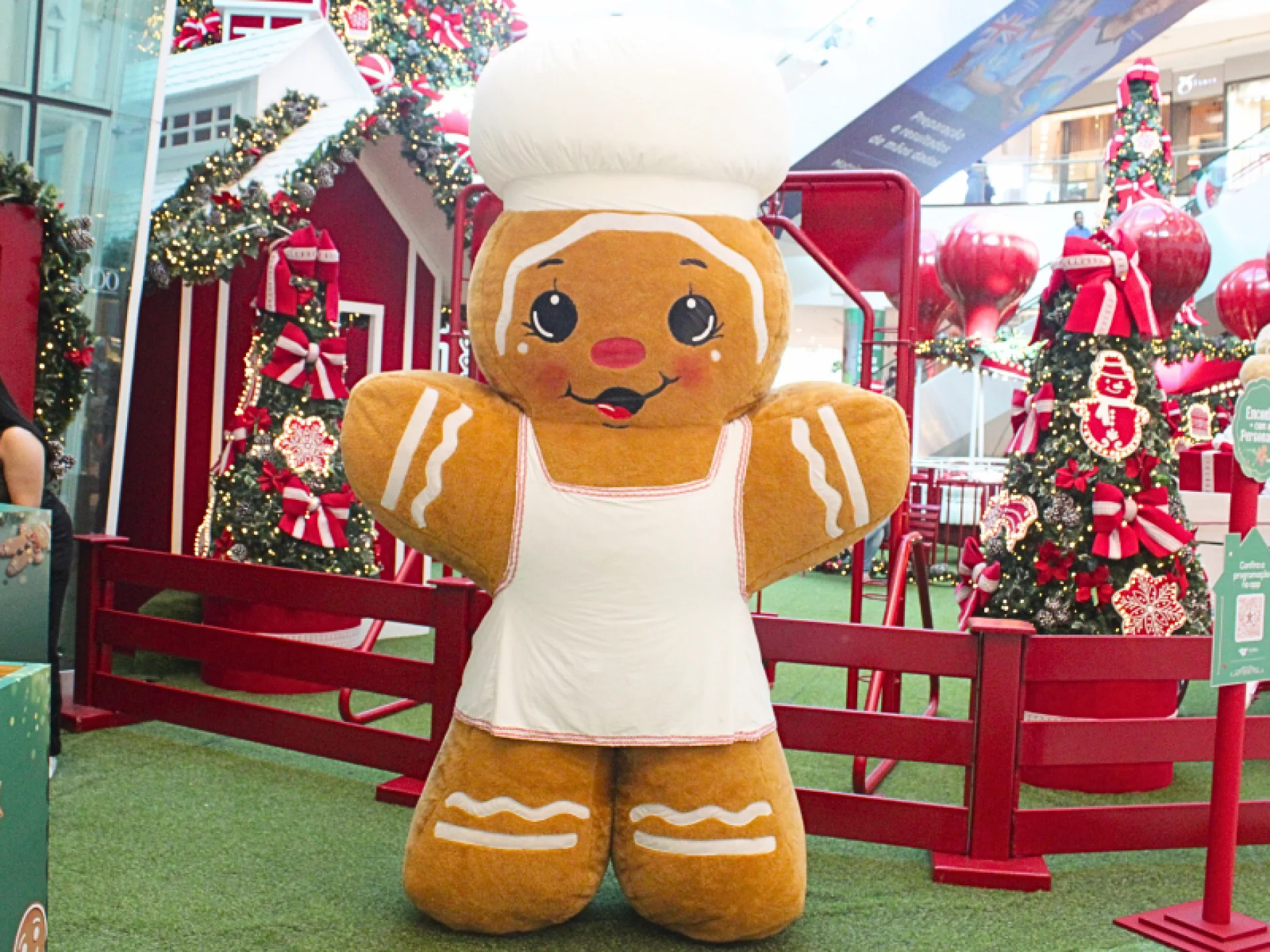 A imagem mostra um Biscoito de Gengibre com roupa de Chef de Cozinha em um cenário natalino vermelho. A imagem mostra um Biscoito de Gengibre com roupa de Chef de Cozinha em um cenário natalino vermelho.