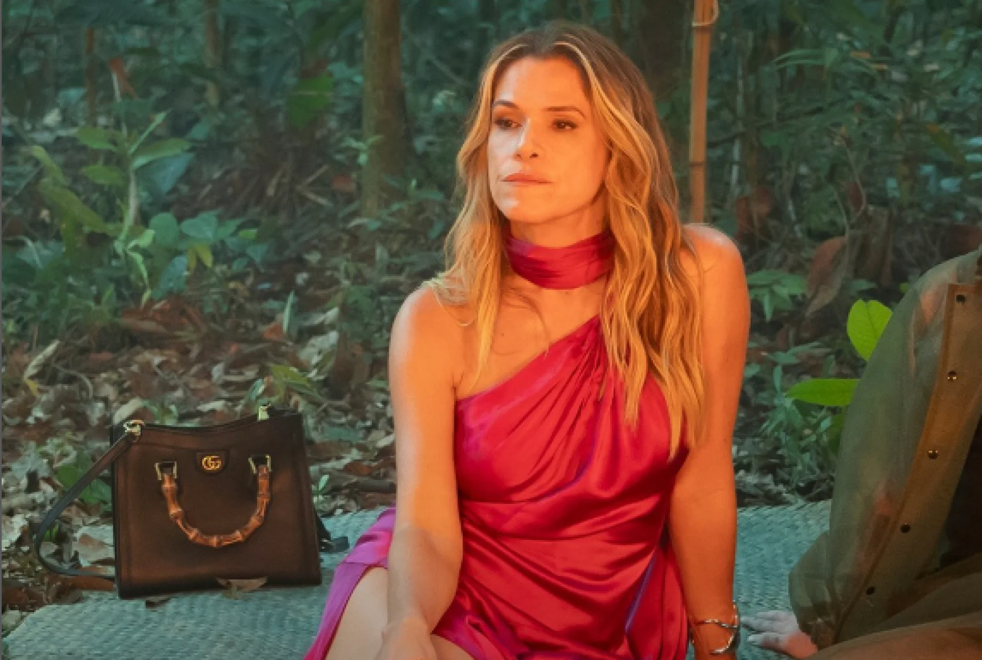 A imagem mostra a atriz Ingrid Guimarães usando um vestido rosa no filme "Perrengue Fashion" A imagem mostra a atriz Ingrid Guimarães usando um vestido rosa no filme "Perrengue Fashion"