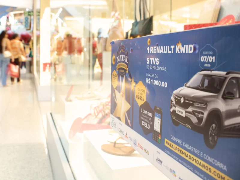 Um cartaz de promoção de Natal de shopping, com foco no prêmio principal de 1 RENAULT KWID e outros prêmios como 5 TVs e vales-compra.