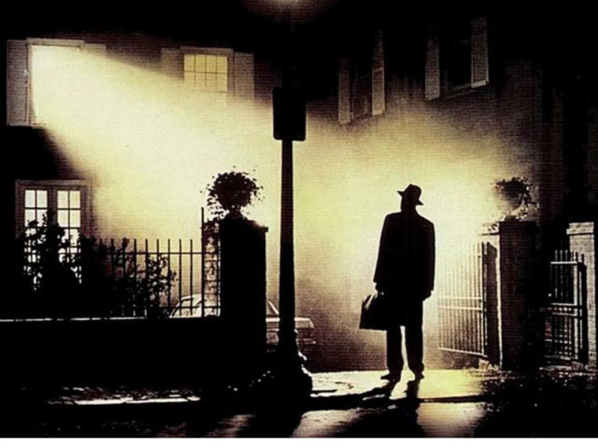 A imagem &eacute; o poster do filme 'O Exorcista', que mostra um homem na penumbra parado em frente a uma casa