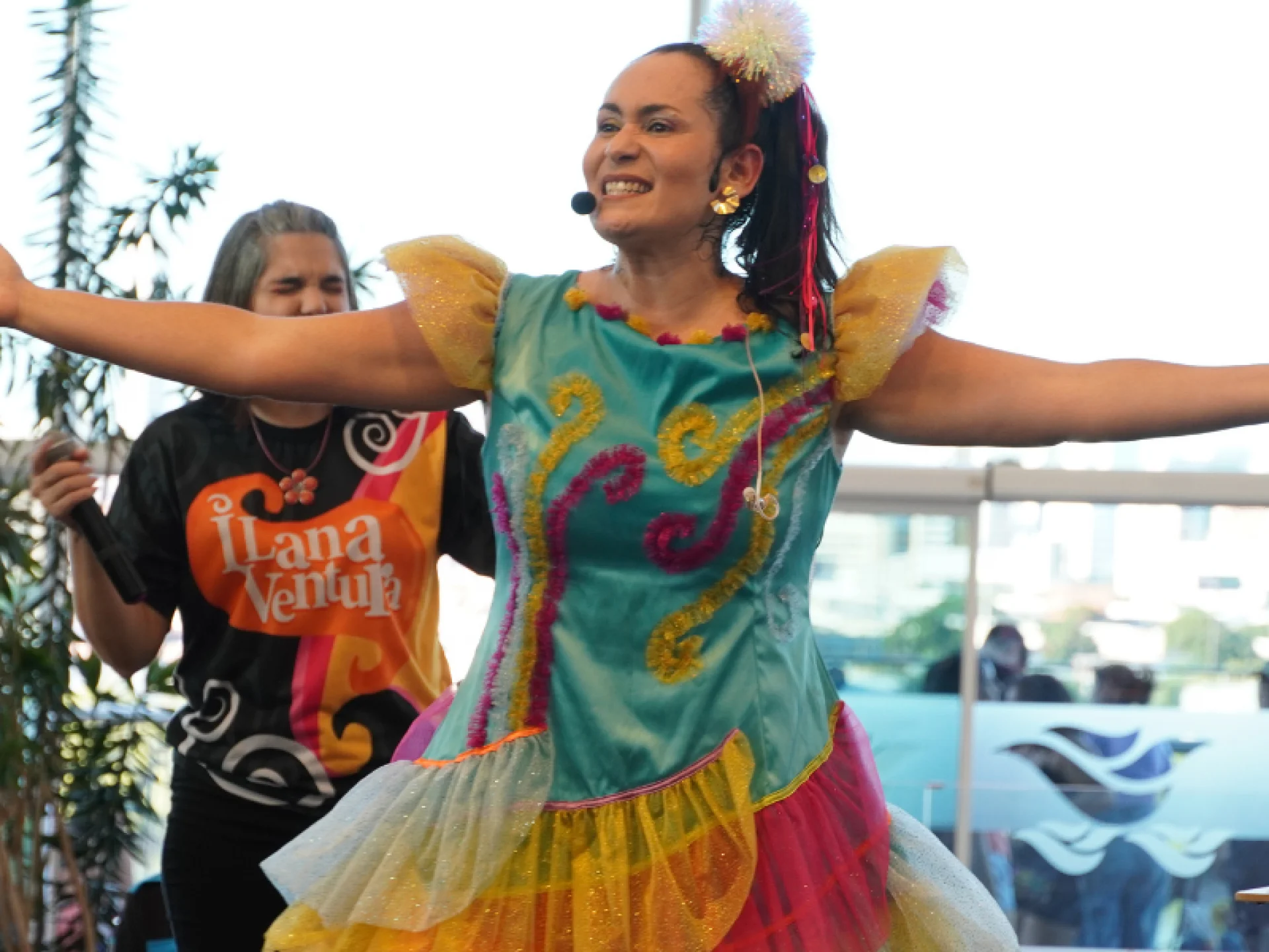 Foto mostra a artista Ilana Ventura durante uma apresenta&ccedil;&atilde;o com roupa carnavalesca
