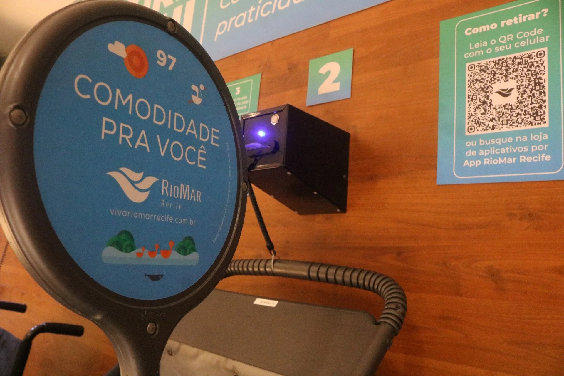 A imagem mostra a uma placa do RioMar Recife com &quot;comodidade pra voc&ecirc;&quot;