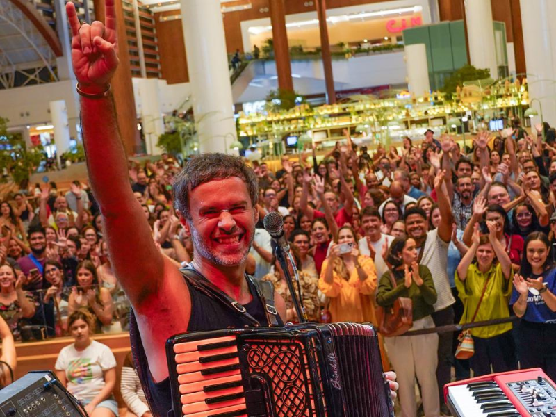 Marcelo Jeneci abre a semana do Dia dos Namorados no RioMar Recife