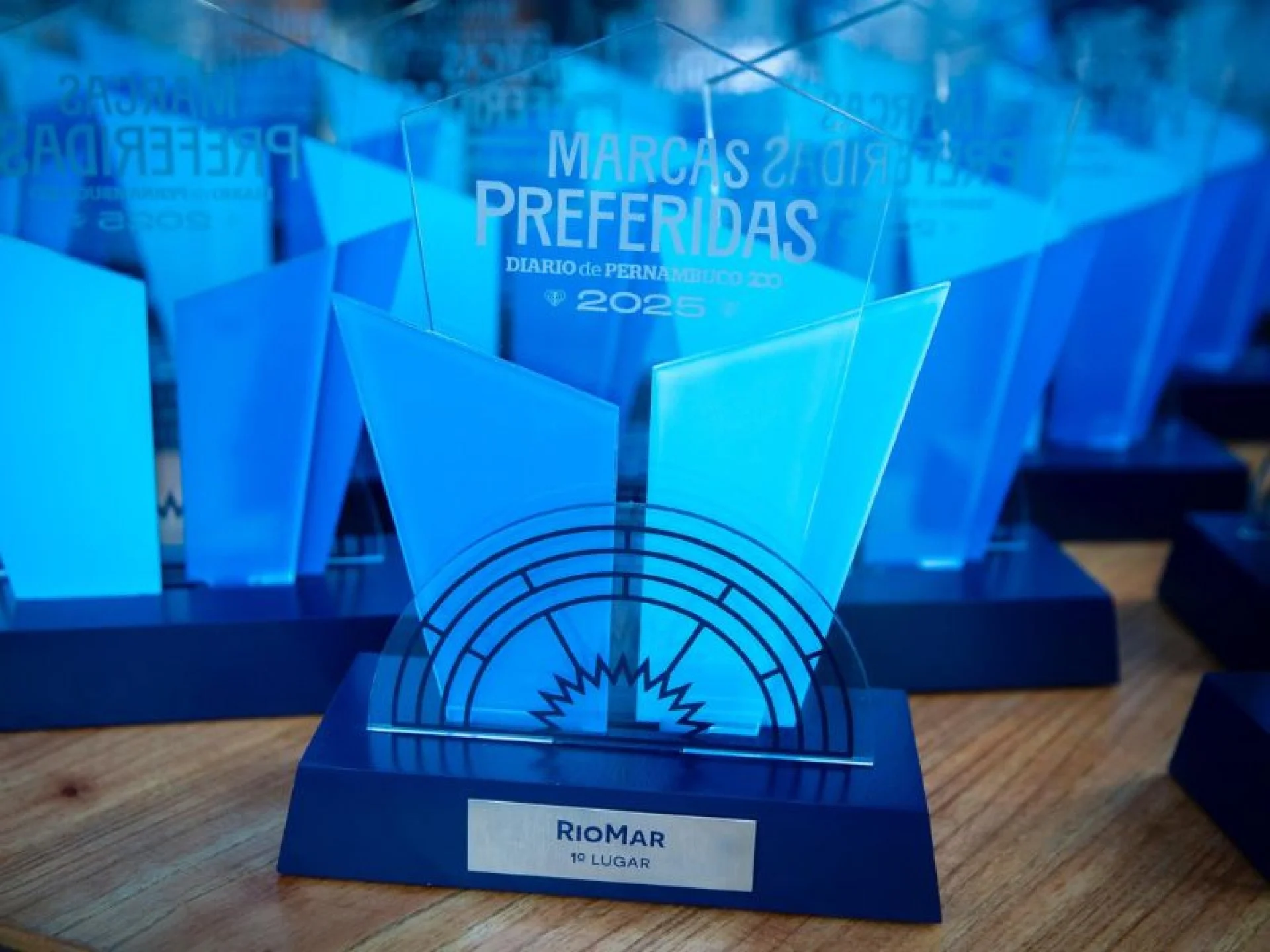 A imagem mostra o troféu do prêmio Marcas Preferidas recebido pelo RioMar Recife do Diario de Pernambuco.