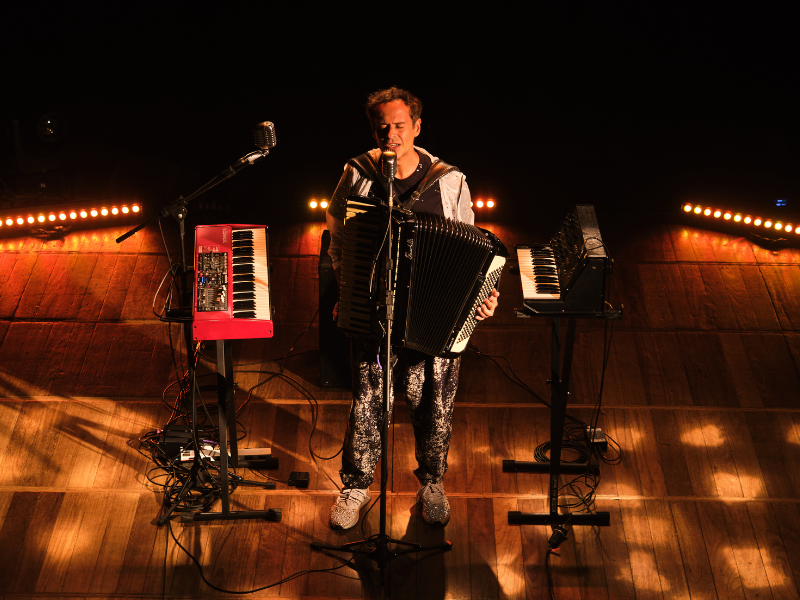Amor e Música traz show gratuito de Marcelo Jeneci neste domingo