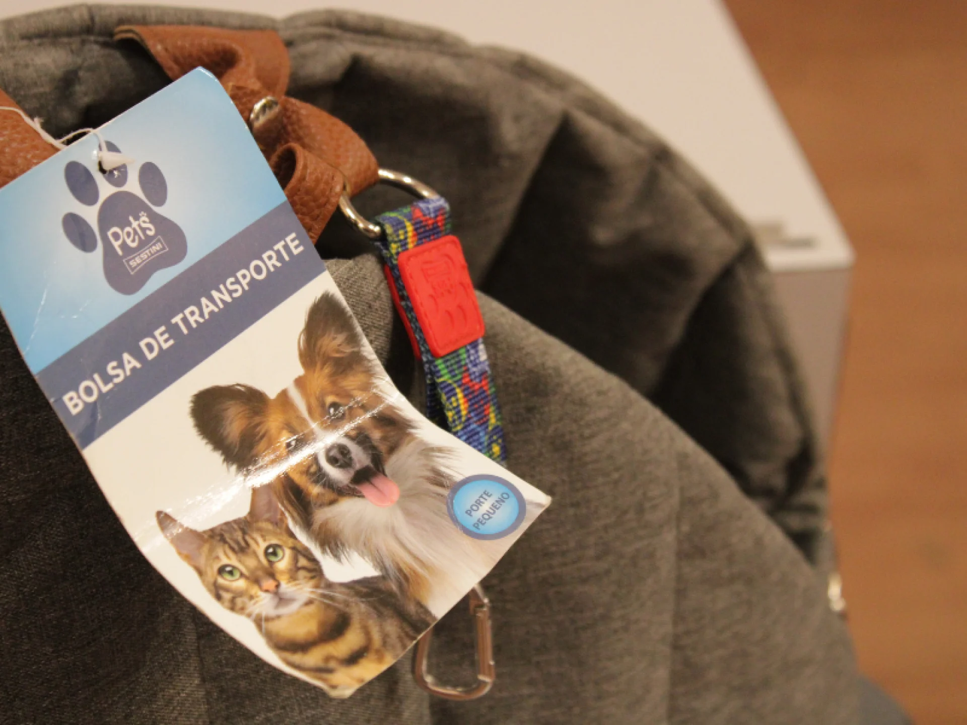 A imagem mostra de perto uma etiqueta de papel com "Bolsa de Transporte" escrito.