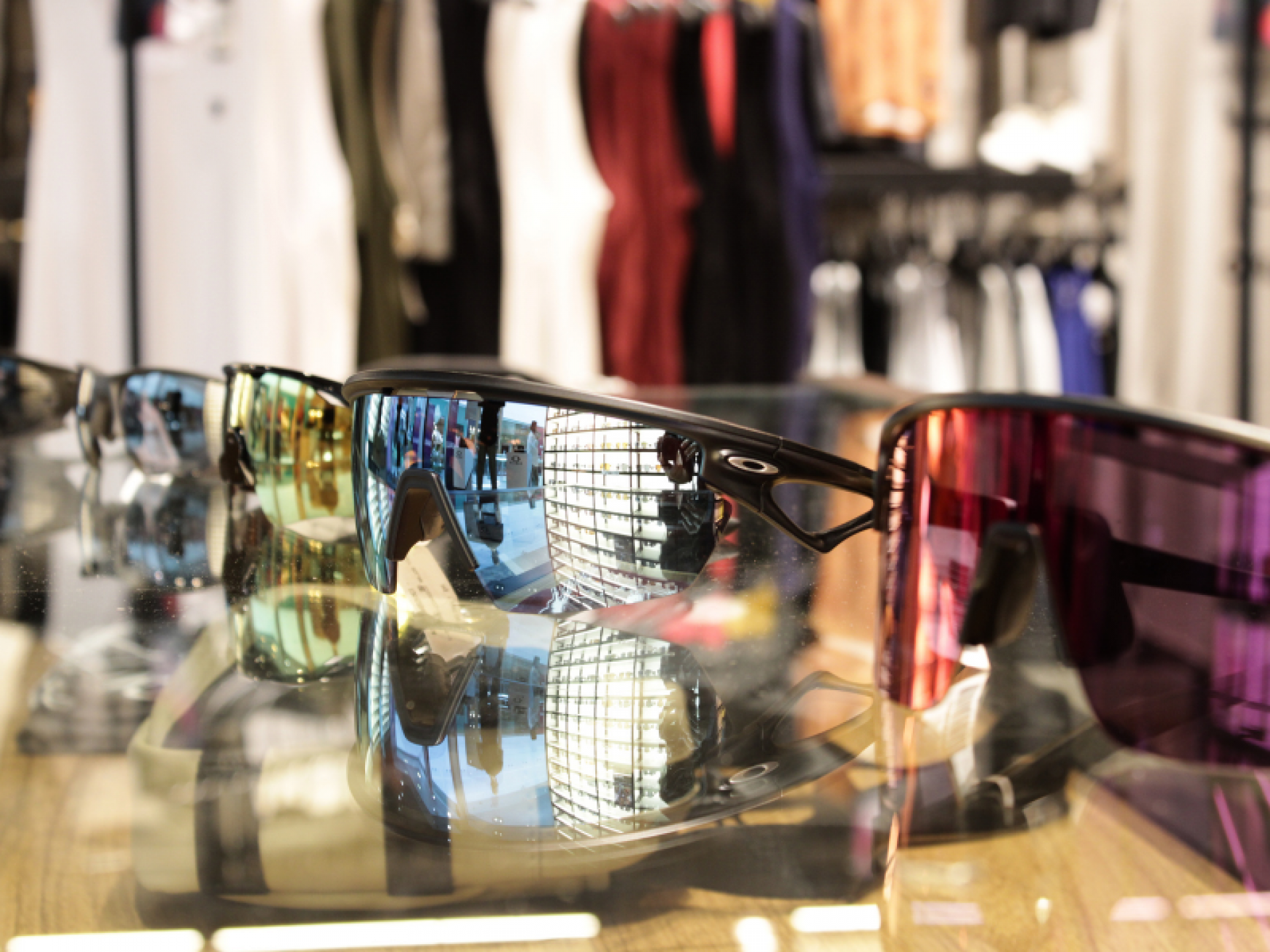 Óculos de sol esportivos enfileirados da marca Oakley. Óculos de sol esportivos enfileirados da marca Oakley.