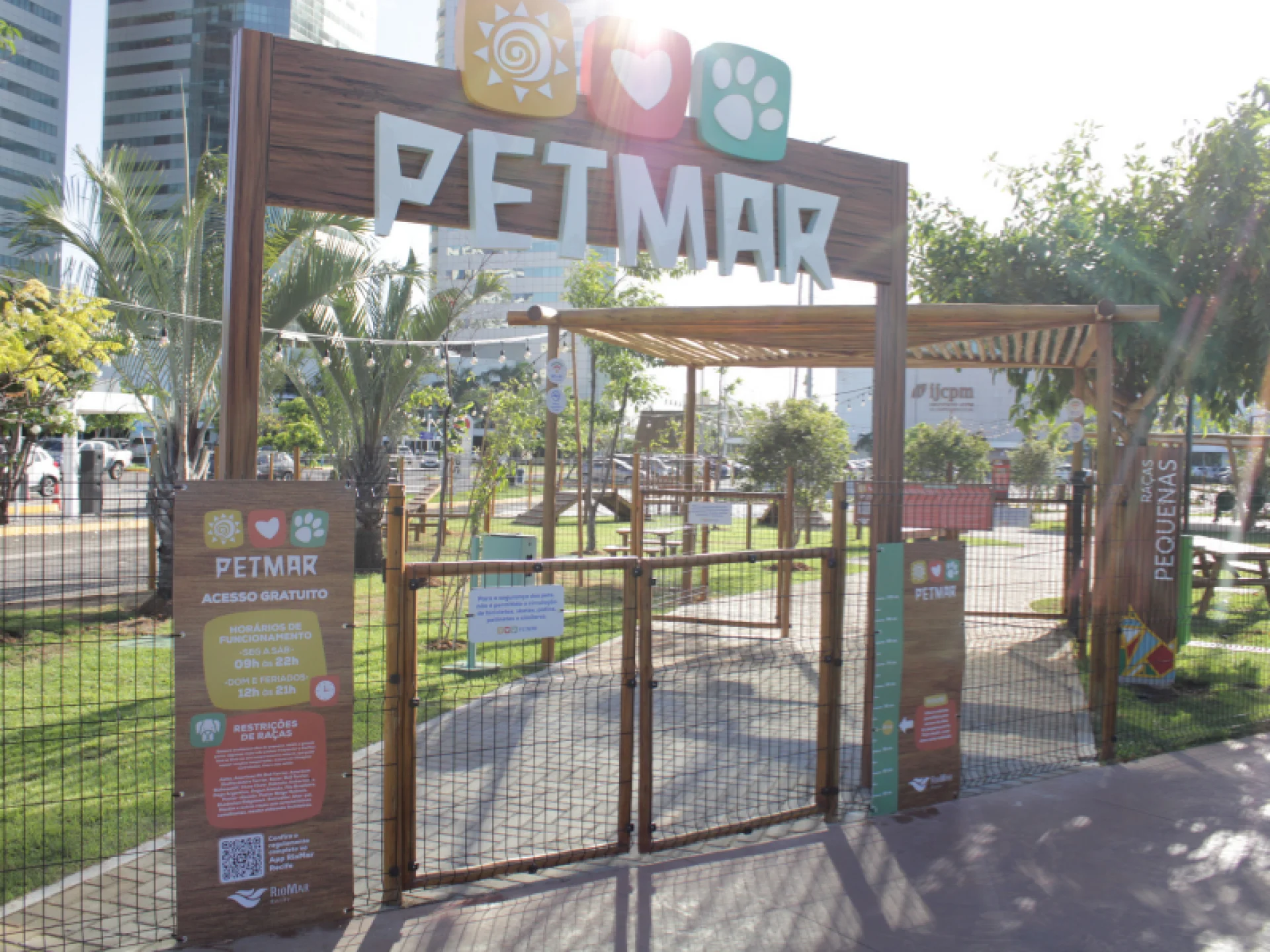 A imagem mostra a entrada do PetMar, o espaço para animais de estimação do RioMar Recife