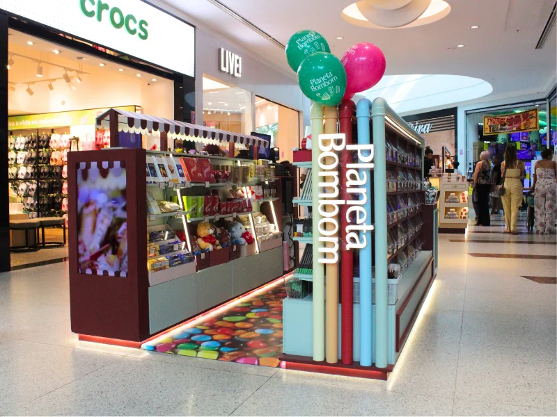 Vista panorâmica do quiosque da Planeta Bombom localizado no corredor do RioMar Recife.