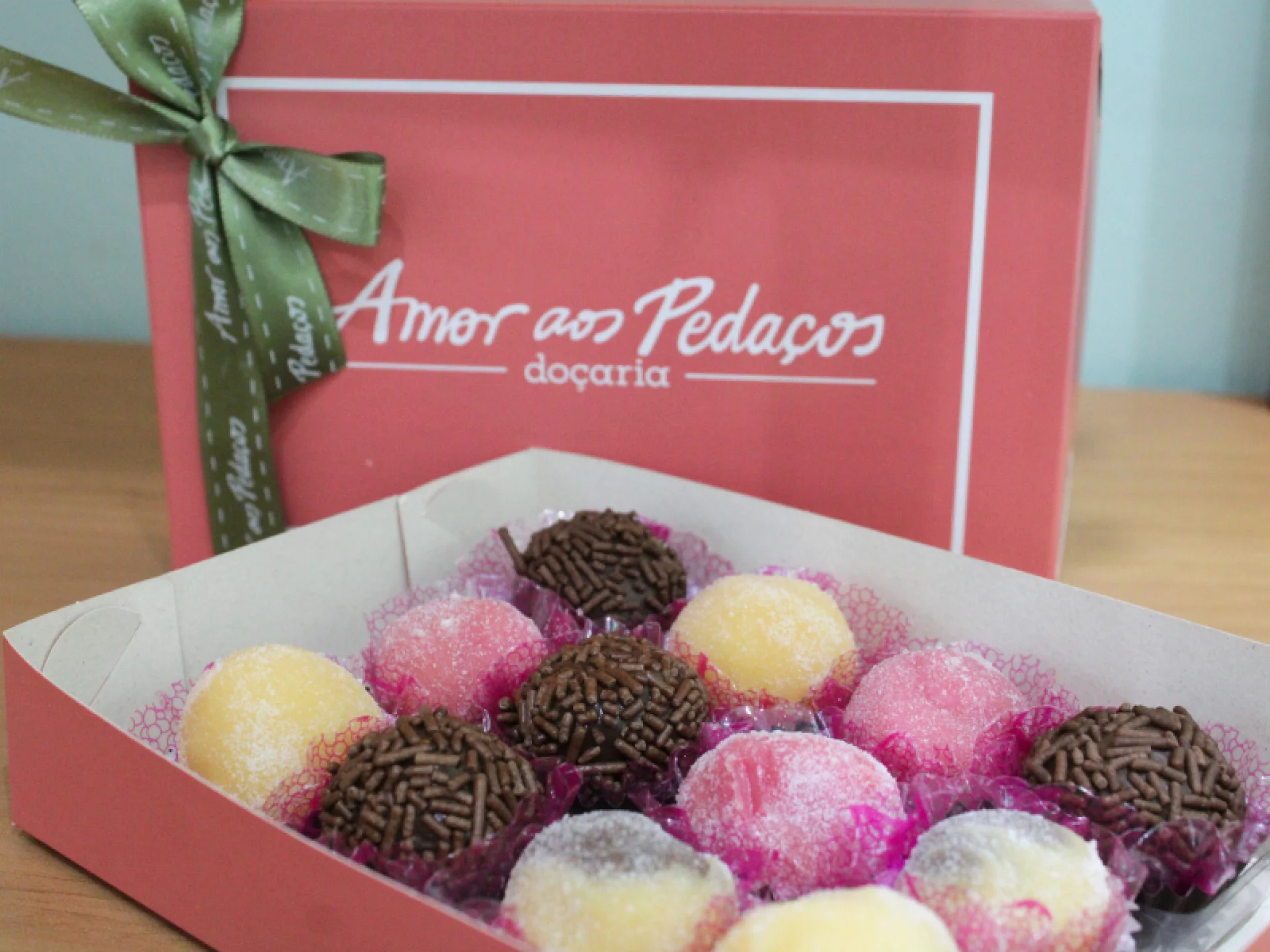 A imagem mostra uma caixa de doces sortidos da Amor aos Pedaços A imagem mostra uma caixa de doces sortidos da Amor aos Pedaços