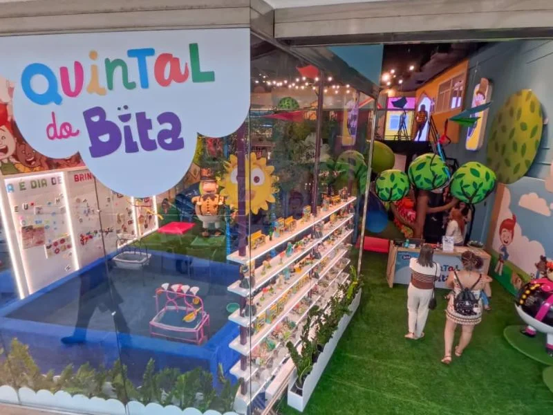 Fotografia da fachada e interior do Quintal do Bita no RioMar Recife.