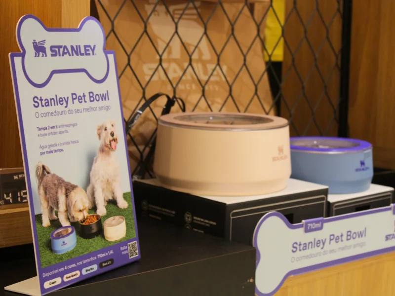 Display da loja Stanley com os dois tamanhos do Pet Bowl expostos ao lado do material de comunicação do produto.
