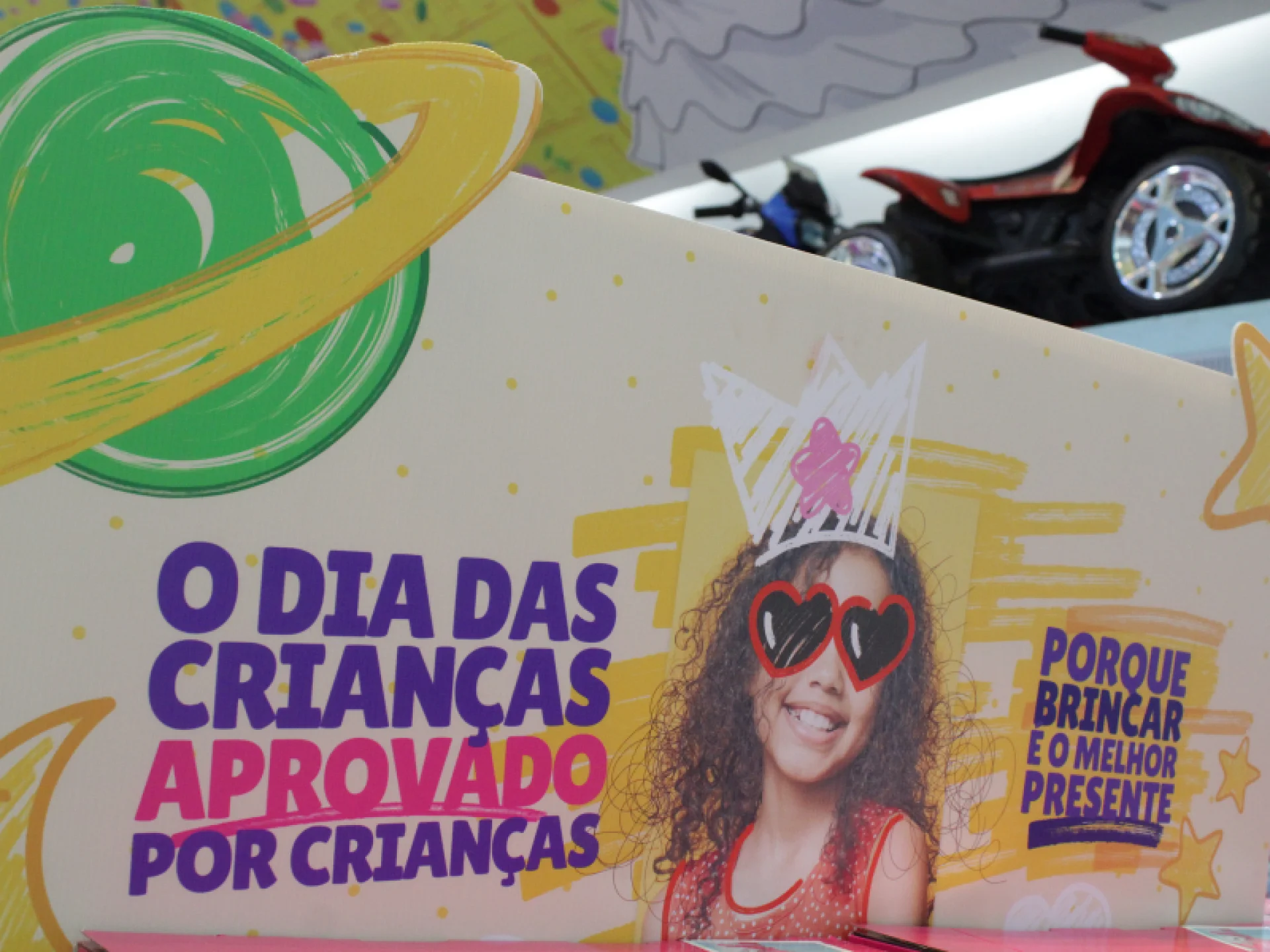 A imagem mostra um banner da Ri Happy com a campanha de Dia de Crianças